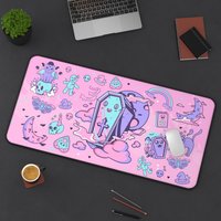 Coffin Pink Desk Mat, Pastel Goth Decor Harajuku Witchy Mat — Tapis de souris et sous-mains