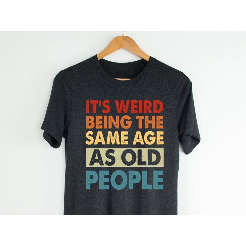 It's Weird Being The Same Age As Old People, Birthday Gift, Retirement Gift T-shirt — T-shirts pour hommes