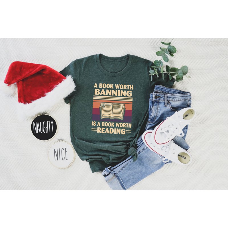 A Book Worth Banning Shirt, Is A Book Worth Reading T-shirt, Librarian Gift — T-shirts pour hommes
