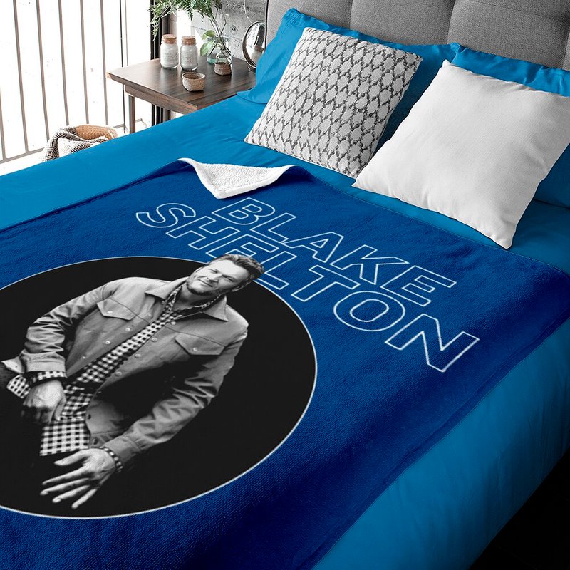 Blake Shelton Seated Circle Baby Blankets — Couvertures pour bébé