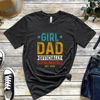Girl Dad Shirt, Dad Officially Outnumbered Shirt, New Dad Est 2023, Father Of Girls Shirt, Dad Est 2023 Shirt — T-shirts pour hommes