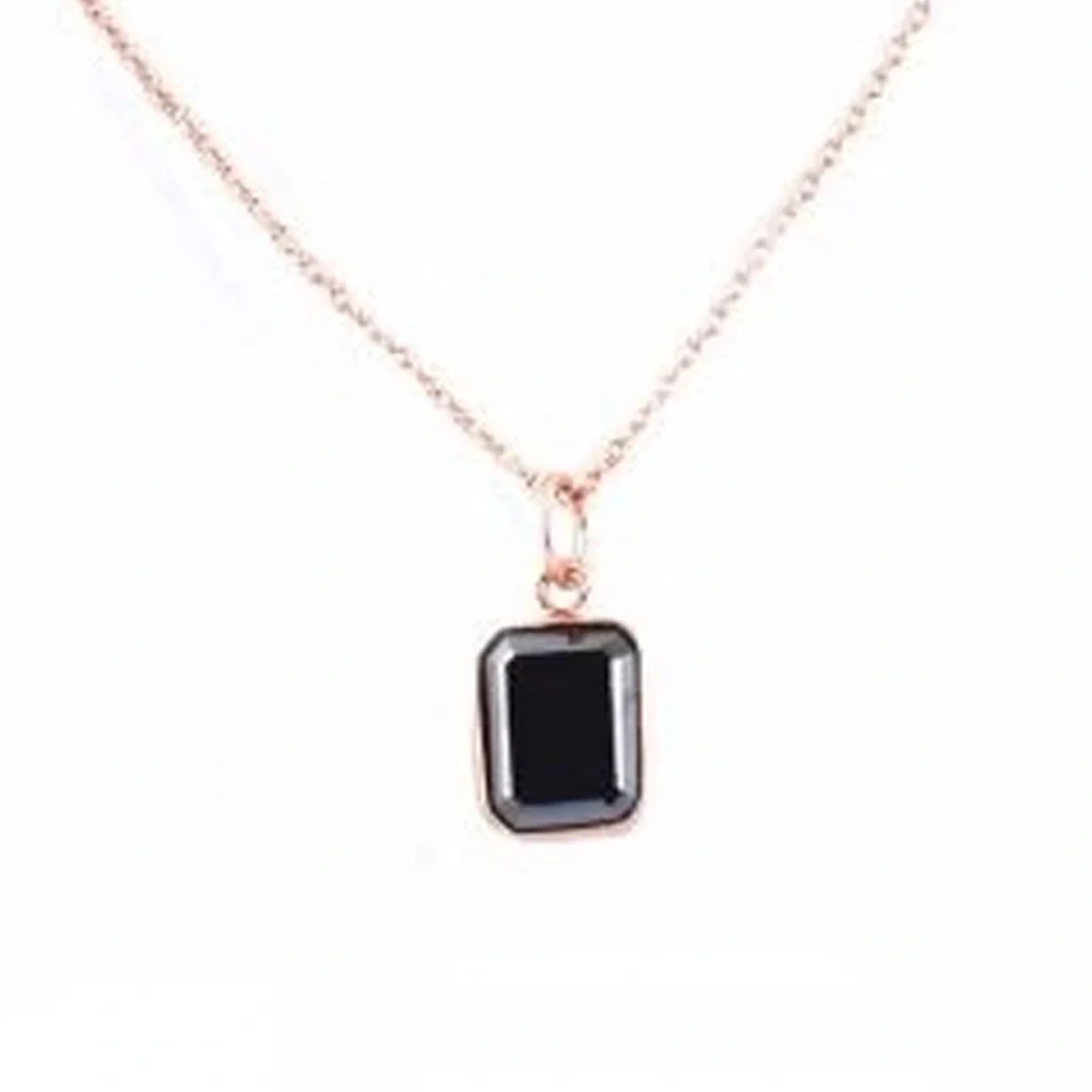 Collier avec pendentif solitaire en diamant noir taille émeraude de 2 carats en or jaune 10 carats — Collier pendentif